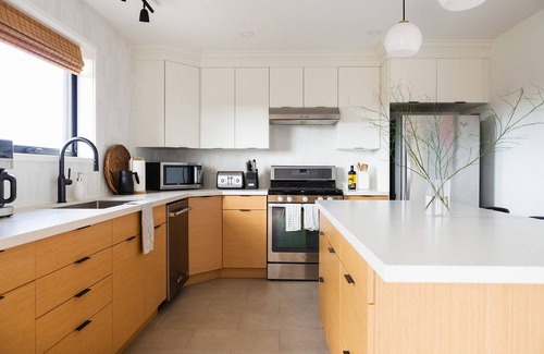 Prince Edward House | Old Milford - Modern Home 5 Minutes from Picton