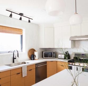 Prince Edward House | Old Milford - Modern Home 5 Minutes from Picton