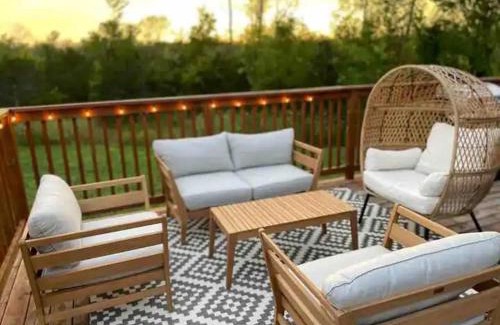 Prince Edward House | Old Milford - Modern Home 5 Minutes from Picton