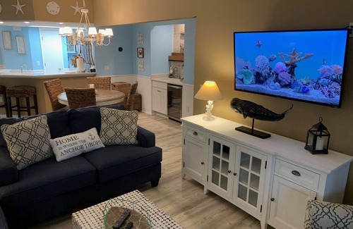 Trailer Estates Condo | Old Shorewalk top floor w/vaulted ceilings & lake view lanai w/1 K, 1 Q & Q Sofa