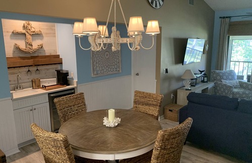 Trailer Estates Condo | Old Shorewalk top floor w/vaulted ceilings & lake view lanai w/1 K, 1 Q & Q Sofa
