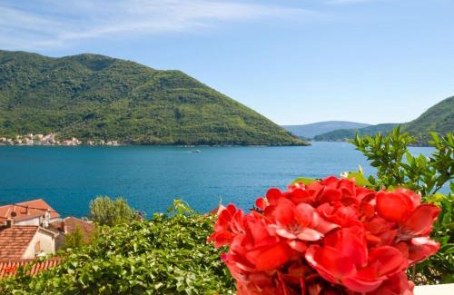 Perast Villa | Old stone seaview house