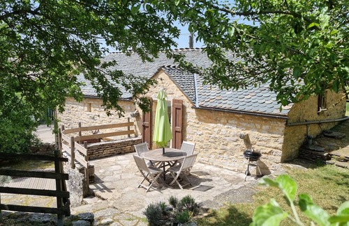 Hures-la-Parade Cottage | Old stone sheepfold for 1 to 5 people in the center of the Causse Méjean
