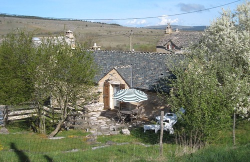 Hures-la-Parade Cottage | Old stone sheepfold for 1 to 5 people in the center of the Causse Méjean