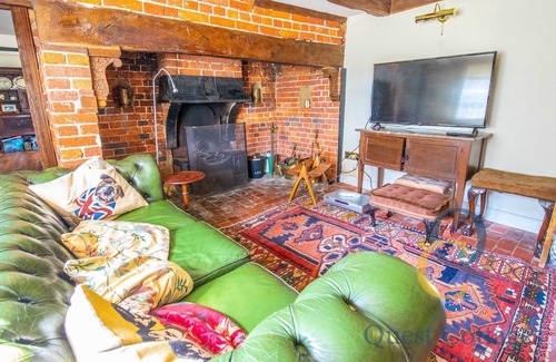 Peasmarsh House | Old Thatch Cottage with Heated Outdoor Swimming Pool - Near Rye