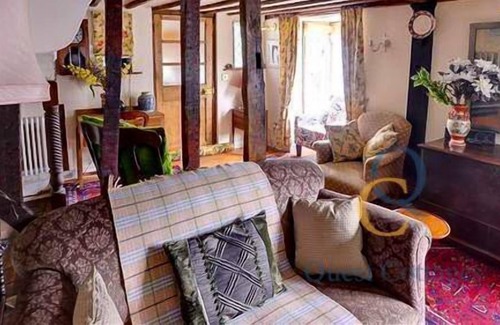 Peasmarsh House | Old Thatch Cottage with Heated Outdoor Swimming Pool - Near Rye