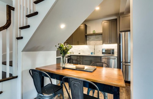 Old Town Triangle Apartment | Old Town Chicago at it's finest! Pet Friendly & Recently Renovated Top-Floor Condo Has Everything You Need for a Perfect Windy City Getaway condo