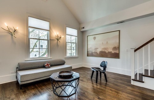 Old Town Triangle Apartment | Old Town Chicago at it's finest! Pet Friendly & Recently Renovated Top-Floor Condo Has Everything You Need for a Perfect Windy City Getaway condo