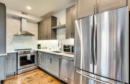 Old Town Triangle Apartment | Old Town Chicago at it's finest! Pet Friendly & Recently Renovated Top-Floor Condo Has Everything You Need for a Perfect Windy City Getaway condo