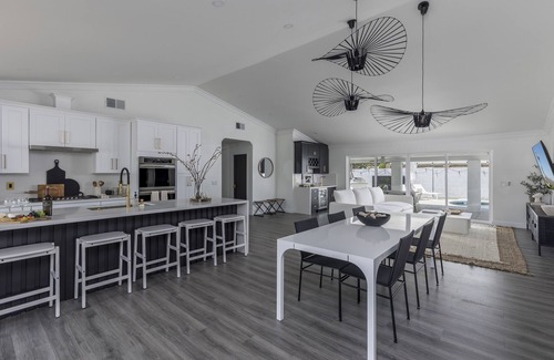 Pointe Scottsdale House | Old Town Fashion(ed)-Pool-Putting Green-BBQ Grill