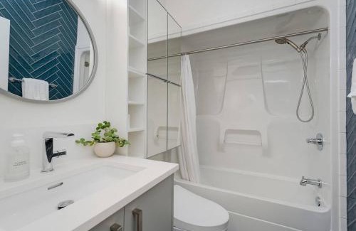 Downtown Victoria Apartment | Old Town Retreat-your artful escape in Victoria’s historic Old Town by Victoria Prime!