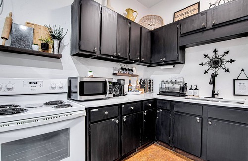 Burleson Apartment | Old Town Rodeo Studio. Free parking. Walk to entertainment and restaurants.