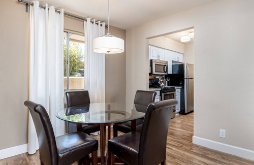 South Scottsdale Condo | Old Town Scottsdale Prime Location! Heated Pool - Hot tub - Gym - Wifi - Cable