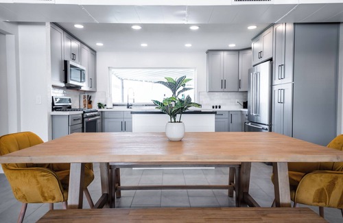 Cox Heights House | Old Town Villa - FREE Heated Pool, Hot Tub, Fire Pit, Putting Green, BBQ