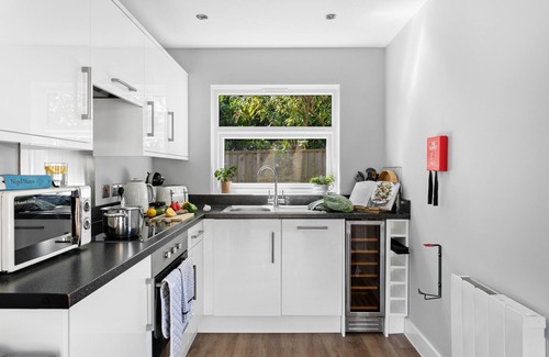 Teignmouth Cottage | Old Walls Vineyard - Classic Lodge no pets
