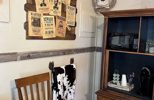 Canton Cottage | Old West Sheriff's Office Frontier Suite