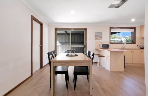 Lake Albert House | Oleander Cottage - Cosy Ambience, Pets Allowed
