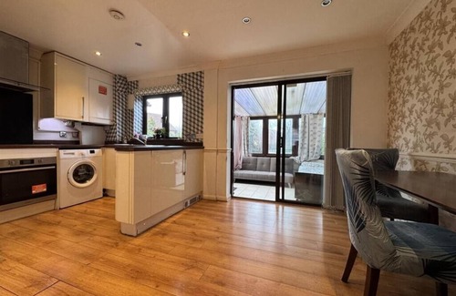 North Stifford House | Olive, 3 Bedroom House, Garden, Free Car Park.