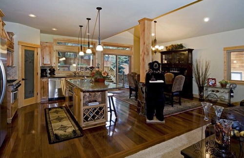 Carnelian Woods House | Olive 4 BR Private Hot Tub, Media Room, Pet-Friendly, Walk to Lake