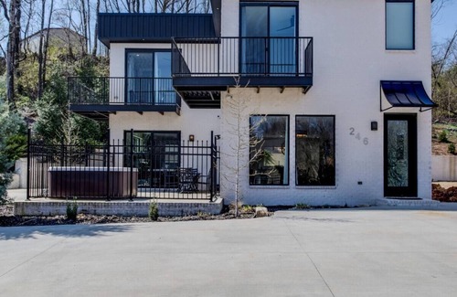 McMinnville House | Olive Branch Villa by the river