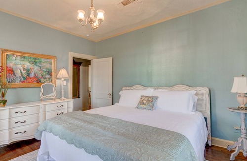 Greater Belhaven Apartment | “Olive”-Tranquil Apartment in historic Belhaven.