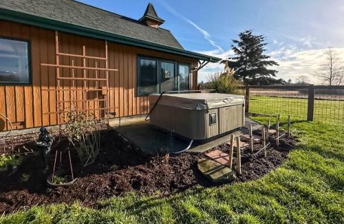 Sequim House | Olympic Oasis Tranquil Retreat Near Dungeness Wildlife Refuge Hot Tub