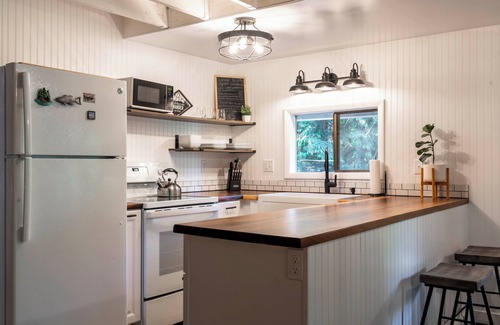 Brinnon Cabin | Olympic Wanderer Creekside Hot-tub Olympic Peninsula Nature Retreat
