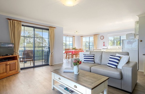 Alonnah Cottage | Omaroo Cottage Bruny Island