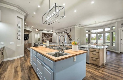 Mesa House | Omega House w/Pool & Pickleball