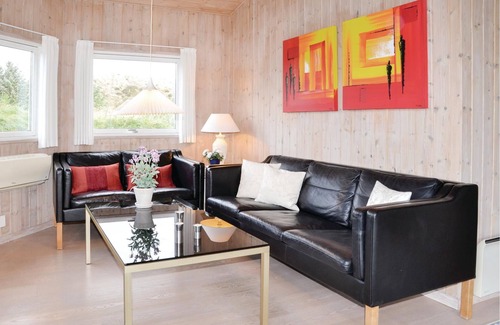 Henne Strand House | On a planted dune plot not far from the beach lies this well-kept and cozy luxury house with a glass