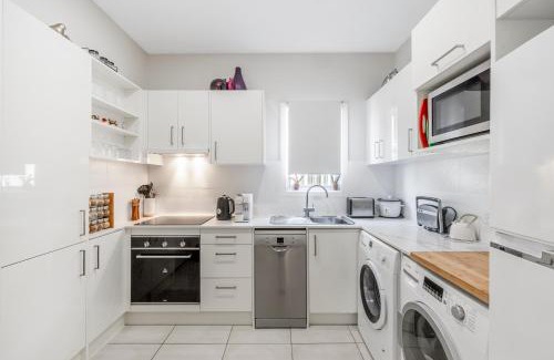 Lota Apartment | On Esplanade own flat & Pool, Manly cafe precinct