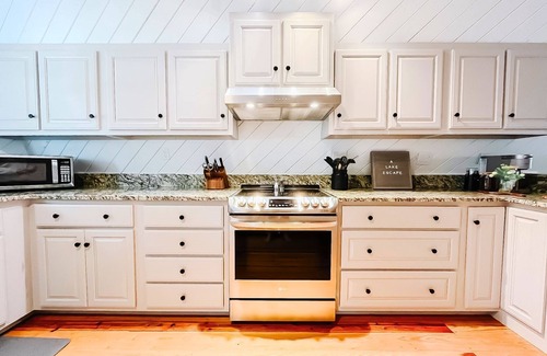 Morganton Cabin | On Lake Blue Ridge! Firepit, Hot Tub, 15 min from Downtown Blue Ridge!