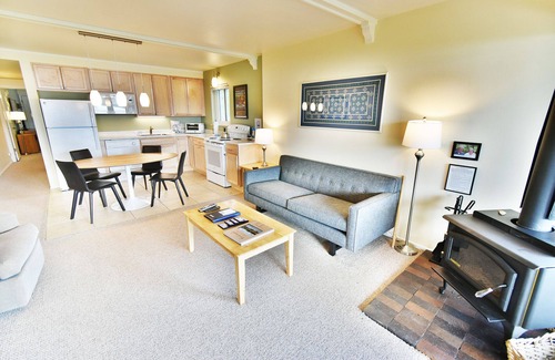 Dillon Condo | On Lake! End Unit, Hot Tub, Elevator! Walk to Concerts, Marina, Dining