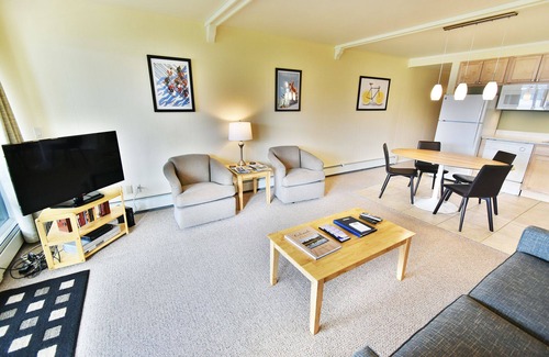Dillon Condo | On Lake! End Unit, Hot Tub, Elevator! Walk to Concerts, Marina, Dining
