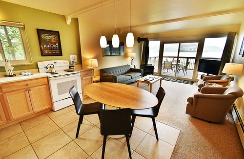 Dillon Condo | On Lake! End Unit, Hot Tub, Elevator! Walk to Concerts, Marina, Dining