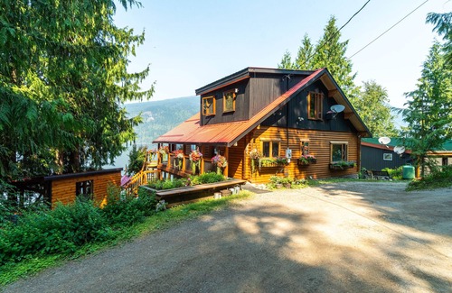 North Okanagan House | On Mable Lake, Park Mountain sledding and ATV area. All season recreation!