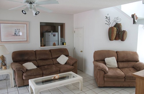 St. James Park House | On quiet cul-de-sac, with heatable pool, lots of privacy, 65" smart TV, Wi-Fi