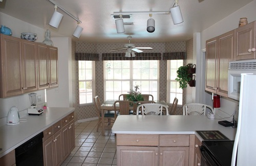 St. James Park House | On quiet cul-de-sac, with heatable pool, lots of privacy, 65" smart TV, Wi-Fi