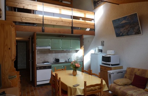 Aste-Beon House | On river bank with mountain views and ground-level terrace