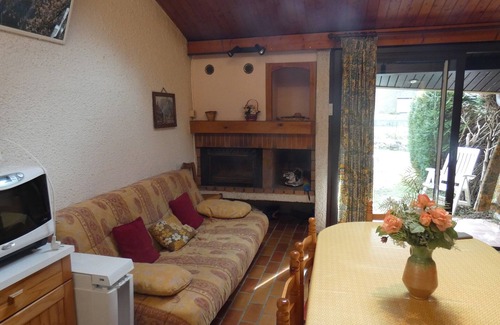Aste-Beon House | On river bank with mountain views and ground-level terrace