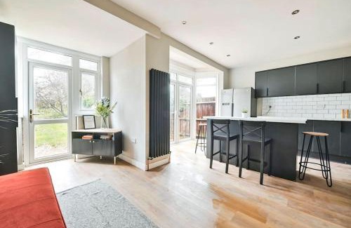 Kidbrooke with Hornfair House | On Site Stays - 4 bed, 2 bath, Parking, Wifi and garden