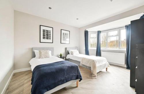 Kidbrooke with Hornfair House | On Site Stays - 4 bed, 2 bath, Parking, Wifi and garden