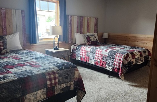 Gardiner Cabin | On the banks of the Yellowstone River, 3 blocks from the North Entrance of YNP