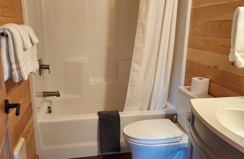 Gardiner Cabin | On the banks of the Yellowstone River, 3 blocks from the North Entrance of YNP
