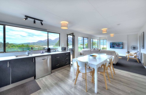 Coles Bay Apartment | On the Beach 1 - Freycinet Holiday Houses