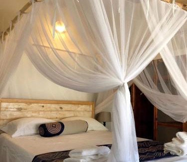Tofo House | ON THE BEACH Dhow Green 2 bedroom cottage AC