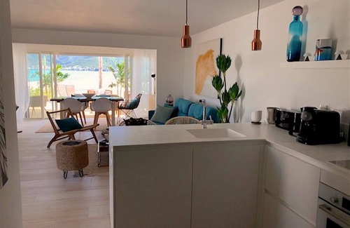 Nettle Bay House | On the beach, magnificent renovated apartment, secure residence with sea view swimming pools