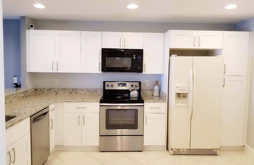 Gulfstream Beach Condo | On the beach! Top floor 3bd/2ba, Heated Pool, Saunas, Tennis Crt, Secured Build