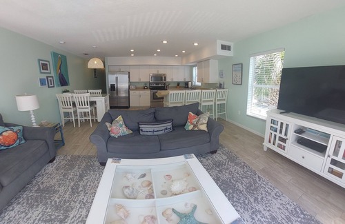 Independence Square Condo | ON THE BEACH COZY CONDO, OCEAN VIEWS, STEPS FROM THE WATER, AT THE HEART OF IRB