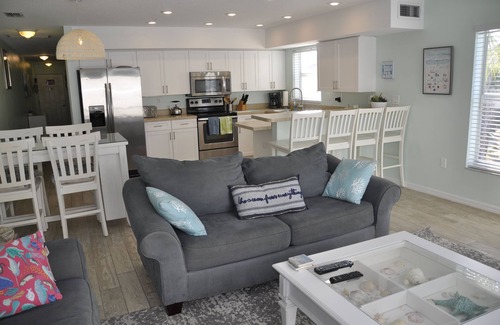 Independence Square Condo | ON THE BEACH COZY CONDO, OCEAN VIEWS, STEPS FROM THE WATER, AT THE HEART OF IRB